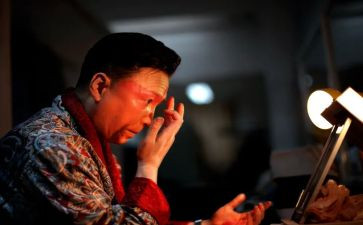 关于幕后的作文5篇